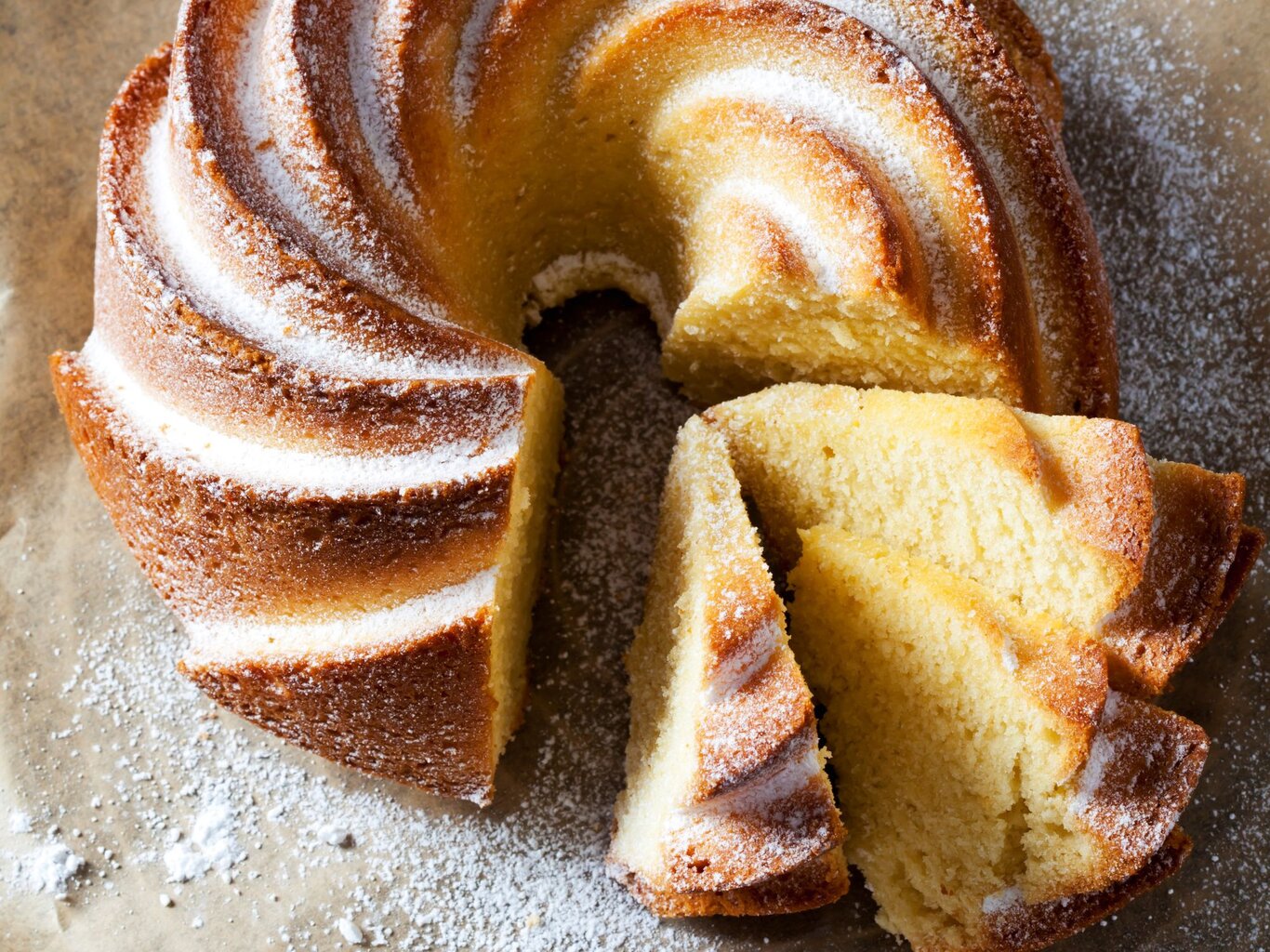 Omas saftiger Eierlikörkuchen: einfaches Rezept für den Guglhupf-Klassiker