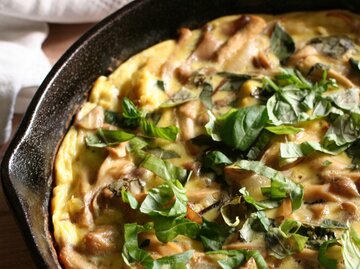 Pilz Frittata mit frischen Kräutern | © Getty Images/Lulu Durand Photography