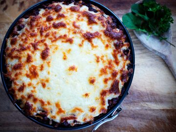 Gebackene Rigatoni in Kuchenform, umhüllt von Pasta-Bolognese-Soße und überbacken mit Käse. | © Getty Images/Gregoria Gregoriou Crowe fine art and creative photography.