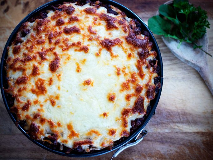 Gebackene Rigatoni in Kuchenform, umhüllt von Pasta-Bolognese-Soße und überbacken mit Käse. | © Getty Images/Gregoria Gregoriou Crowe fine art and creative photography.