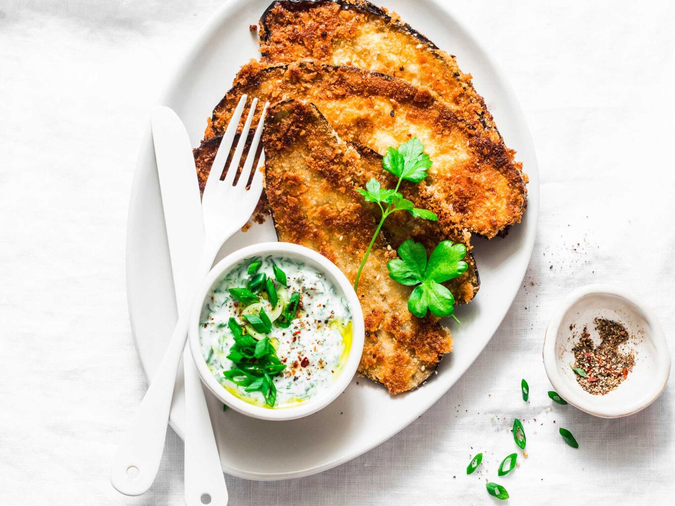 Knuspriger Veggie-Genuss: Auberginen-Schnitzel mit Bruschetta-Nudeln