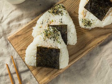 Ein Brettchen mit Onigiri | © Adobe Stock/brent hofacker