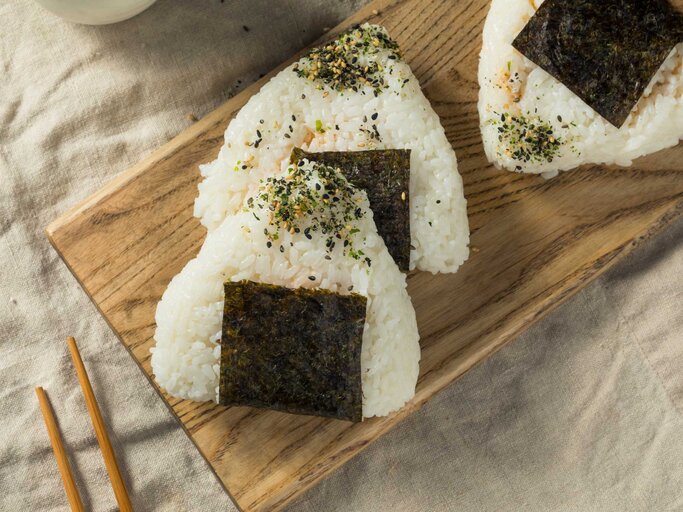 Ein Brettchen mit Onigiri | © Adobe Stock/brent hofacker