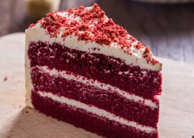 Ein Stück red velvet Cake auf einem Brett