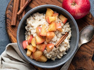 Porridge mit Äpfeln | © Adobe Stock/Vladislav Noseek