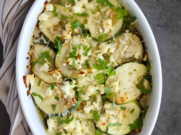 Haferflocken-Zucchini-Auflauf mit leckerer Käse-Kruste | © Getty Images/manyakotic