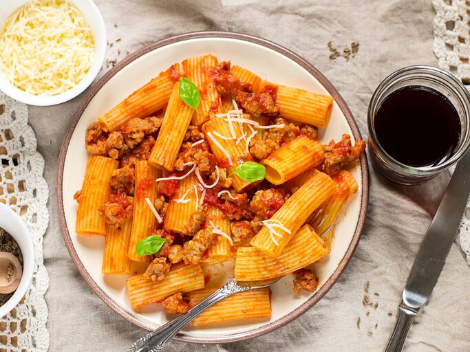 Ein Teller Rigatoni mit Soße | © Adobe Stock/ larik_malasha