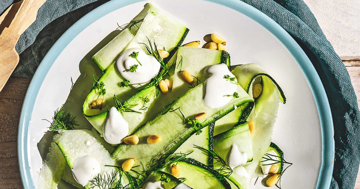 Gesunder Snack: Gegrillter Zucchinisalat mit Knoblauch-Joghurtdressing