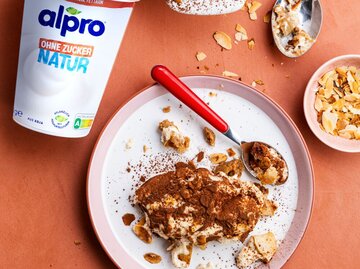 Genialer Frühstückshit: Rezept für Overnight Oat-Tiramisu | © Alpro