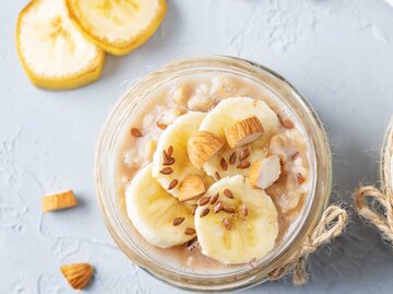 Bananenpudding mit Haferflocken | © Adobe Stock/nata_vkusidey