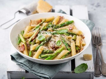 Ein Teller Pasta mit Spargel | © Adobe Stock/anna_shepulova