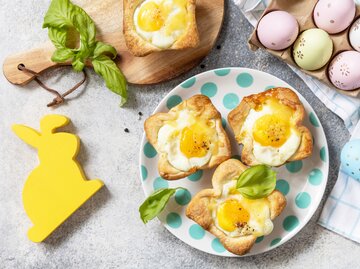 Osterfrühstück: Spiegelei im Blätterteig mit Käse und Speck | © Getty Images/elena_hramowa