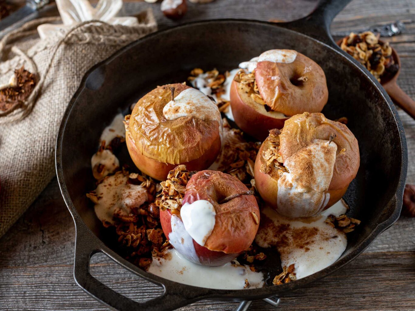 Frühstücks-Genuss: Gebackener Apfel mit Haferflocken und Walnüssen