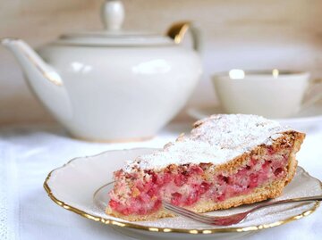 Zitronenkuchen ohne Mehl mit Johannisbeeren | © Adobe Stock/msl33