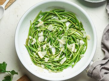 Cremige Spargel-Carbonara auf einem Teller | © Getty Images/VICUSCHKA