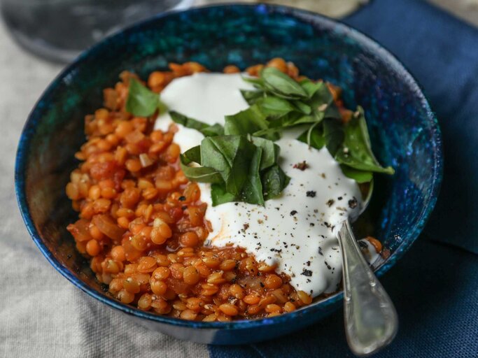 Veganes Linsen-Dal aus roten Linsen | © Adobe Stock/sabris