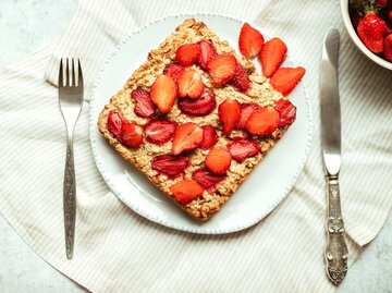 Erbeeren auf Granola von oben fotografiert | © Getty Images/Evgeniia Siiankovskaia