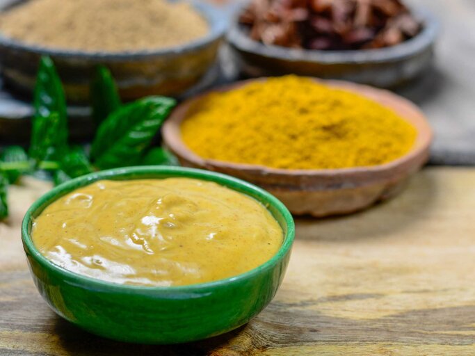 Eine Schale mango-Curry-Dip | © Adobe Stock/barmalini