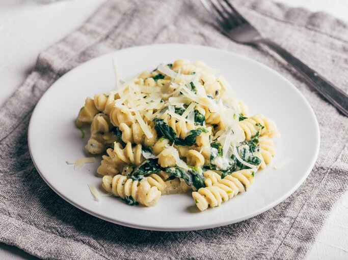 Pasta mit Parmesan und Spinat | © Getty Images/Seva_blsv