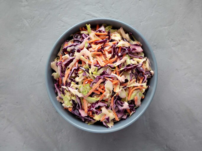 Eine Schüssel Coleslaw von oben | © Adobe Stock/Liudmyla