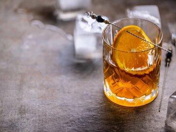 Ein Glas Gin mit Orange dekoriert | © Adobe Stock/weyo