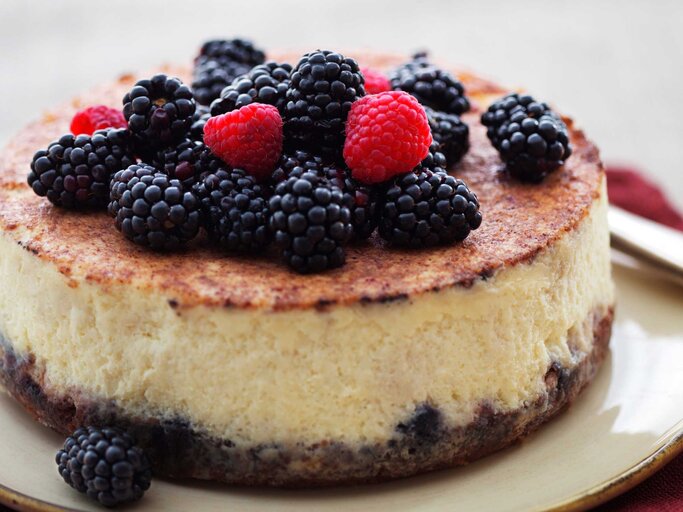 Käsekuchen mit Beeren | © Adobe Stock/Cavan for Adobe