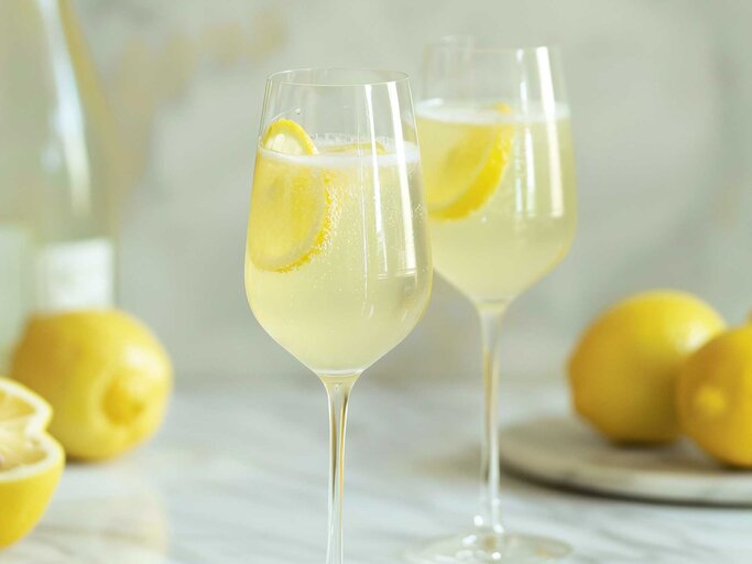 Zwei Gläser mit frischem Ingwer-Zitrone-Spritz. | © Adobe Stock/CinimaticWorks