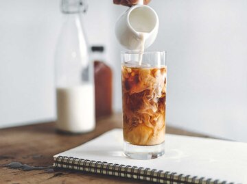 Cold Brew Coffee wird mit Milch aufgeschüttet. | © Adobe Stock/artrachen