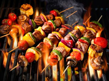 Piratenspieße mit Fleisch und Gemüse vom Grill | © Getty Images/AlexRaths