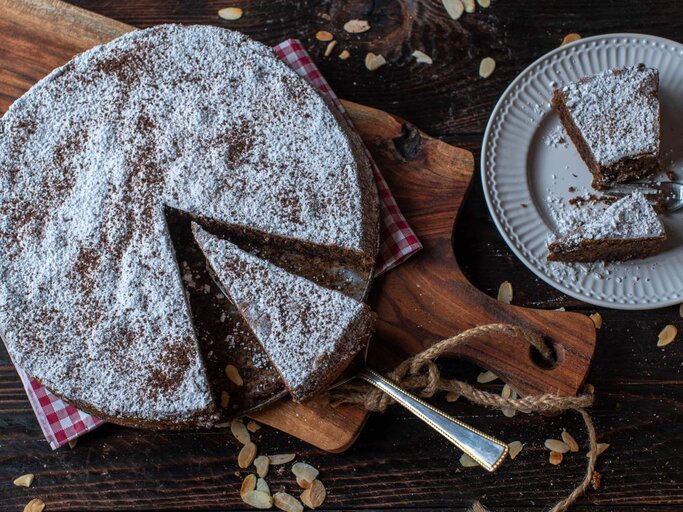 Torta Caprese mit Puderzucker | © Adobe Stock/Angelika Heine