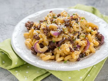 Cheeseburger Pasta auf einem Teller | © Adobe Stock/azurita