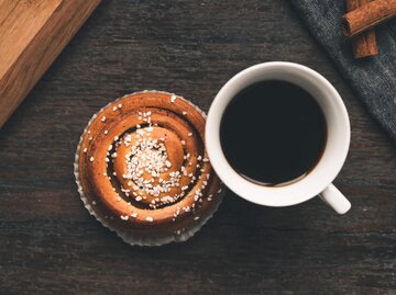 Zimtschnecken mit einer Tasse schwarzen Kaffee | © gettyimages.de / gettyimages.de /  luza studios