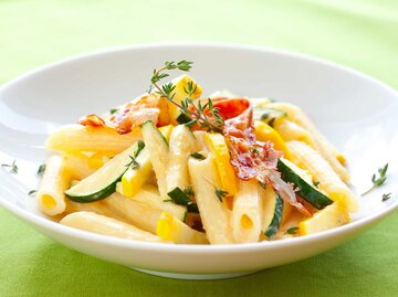 Ein Teller mit Zucchini-Carbonara. | © Getty Images/Sarsmis