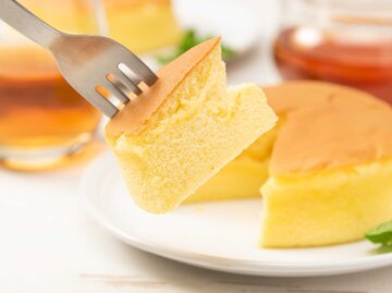 Gabel sticht in ein fluffiges Stück Zuckerwattekuchen. | © Getty Images/hiroyuki nakai