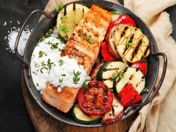 Lachs Zucchini Pfanne | © Getty Images/bit245