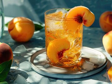 Ein Glas Margarita mit Pfirsichen | © Adobe Stock/momostudio