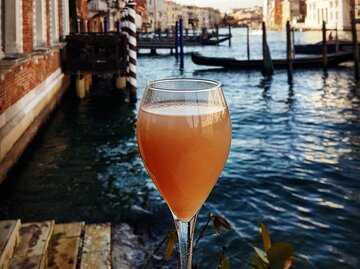 Bellini in Venedig, Italien | © GettyImages/BURCU ATALAY TANKUT