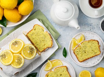 Mehrere Stücke Zitrone-Mohn-Kuchen auf einem Tisch | © Adobe Stock/Olga Romankova