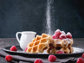 Belgische Waffeln mit Himbeeren und Puderzucker | © AdobeStock/Natasha Breen