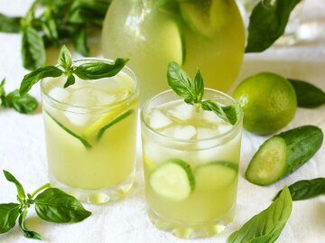 Zwei Gläser mit Holunder-Gurke Cocktail | © Adobe Stock/shabbydecor