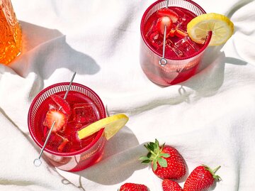Ein Tisch mit Cocktailgläsern und Erdbeeren | © Adobe Stock/Caterina Trimarchi