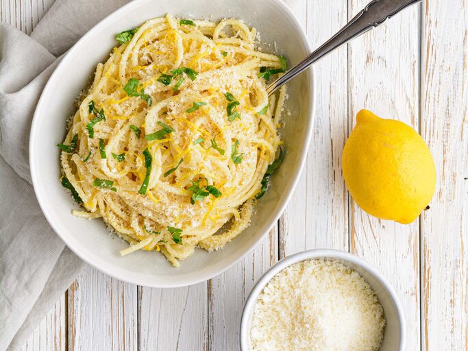 Bild von oben: Teller mit Spaghetti in weißer Soße | © Adobe Stock/Marcus Z-pics