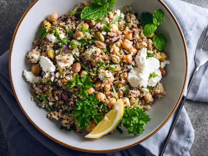 Gesunder Salat aus Quinoa, Gurken, Kräutern, Pistazien, Kichererbsen und Feta mit Zitronensaft | © IMAGO / Depositphotos