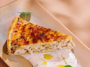 Ein Stück Quiche | © Adobe Stock/AntAlexStudio