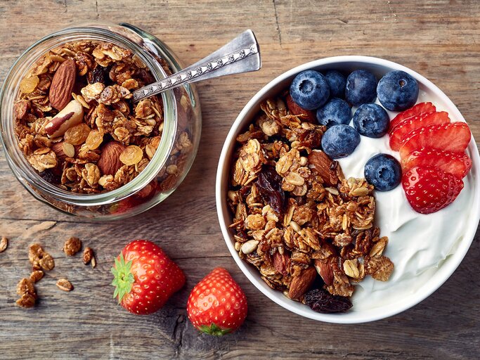 Granola-Bowl mit Joghurt und Beeren | © gettyimages.de | baibaz