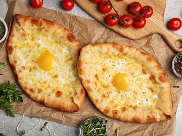 Khachapuri, georgisches Käsebrot mit Ei | © Getty Images/Liudmila Chernetska