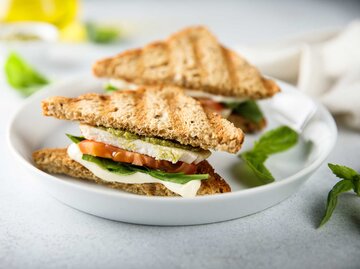 Chicken Pesto Sandwich | © Adobe Stock/marysckin