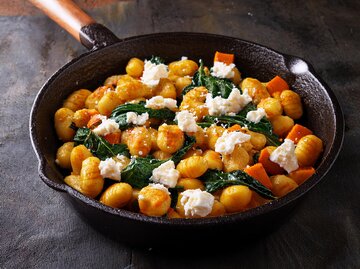 Kürbis-Gnocchi-Pfanne mit Feta  | © Adobe Firefly/Natalie Trüeb/KI-generiert