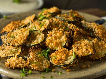 Panierte Zucchini-Chips | © AdobeStock/Brent Hofacker