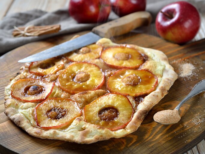 Flammkuchen mit Apfel und Zimt | © AdobeStock/kab-vision